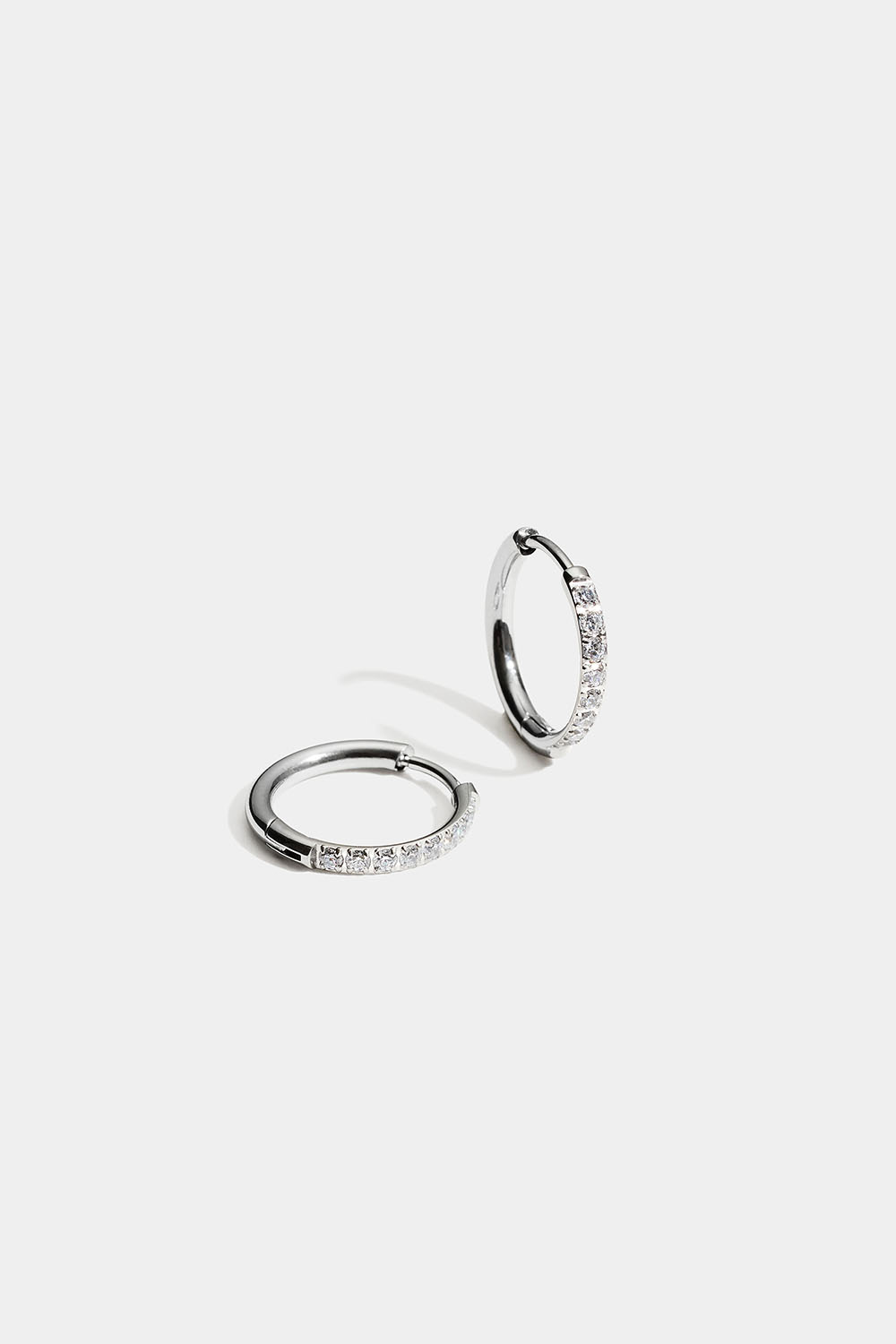 Små hoops i stål med cubic zirconia i gruppen Stål / Örhängen i stål hos Glitter (253004431601)