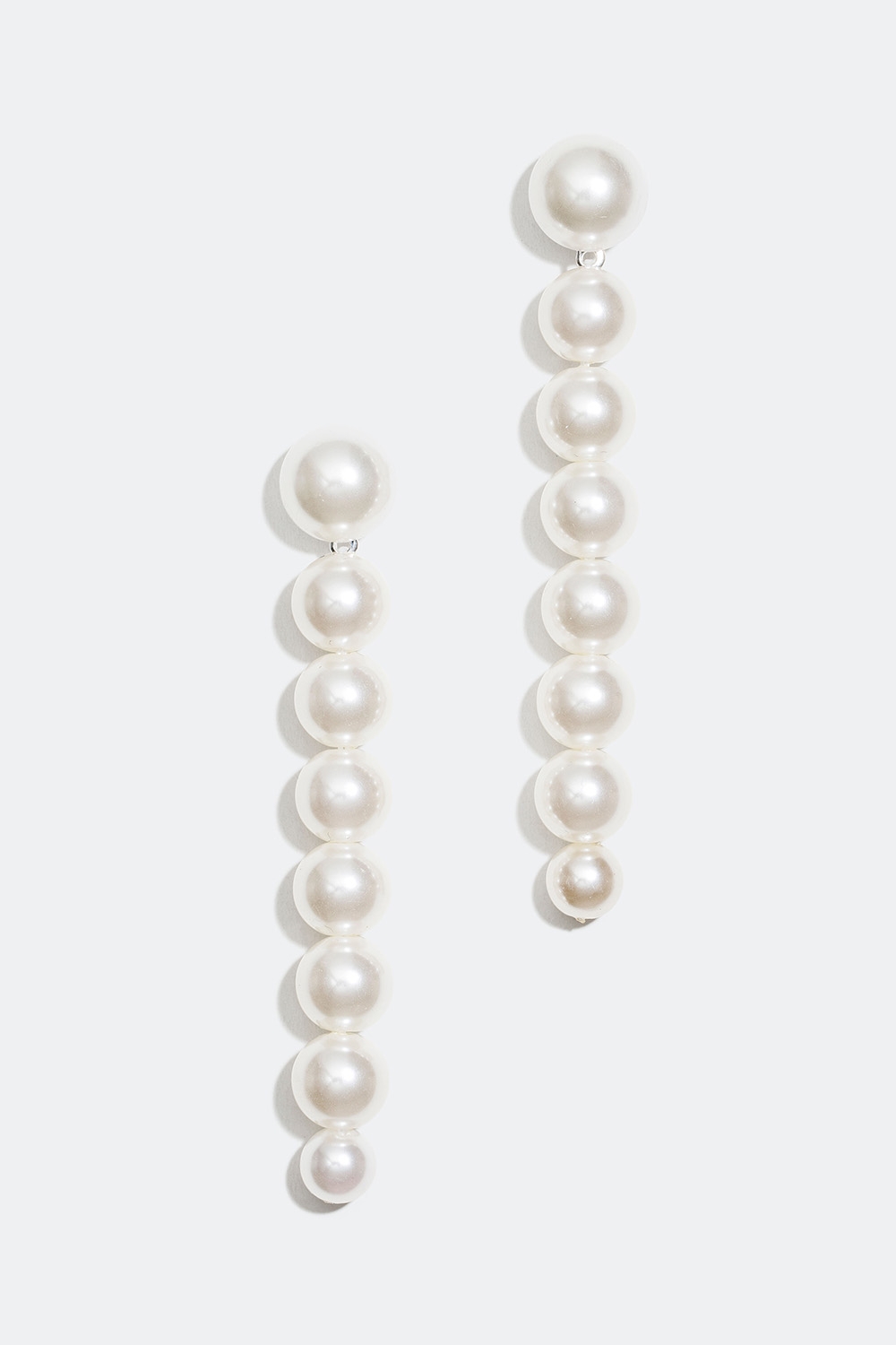 Långa örhängen med vita pärlor i gruppen Smycken / Örhängen hos Glitter (253004583001)