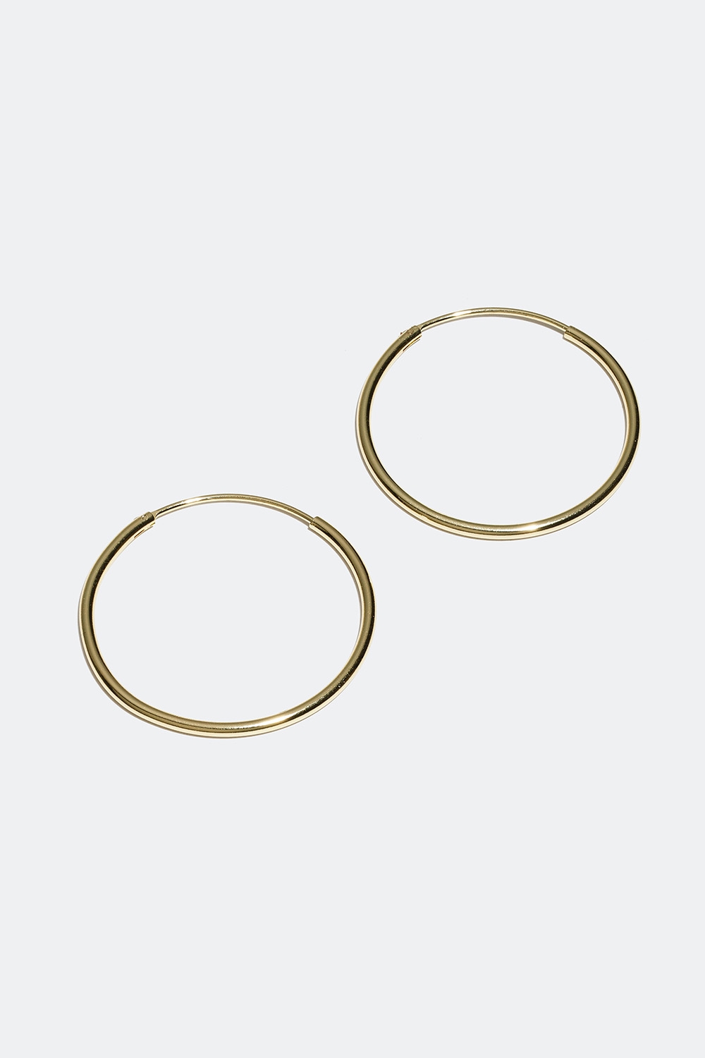 Smala guldfärgade hoops, 2,6 cm i gruppen Smycken / Örhängen / Hoops / Klassiska hoops hos Glitter (253004702002)