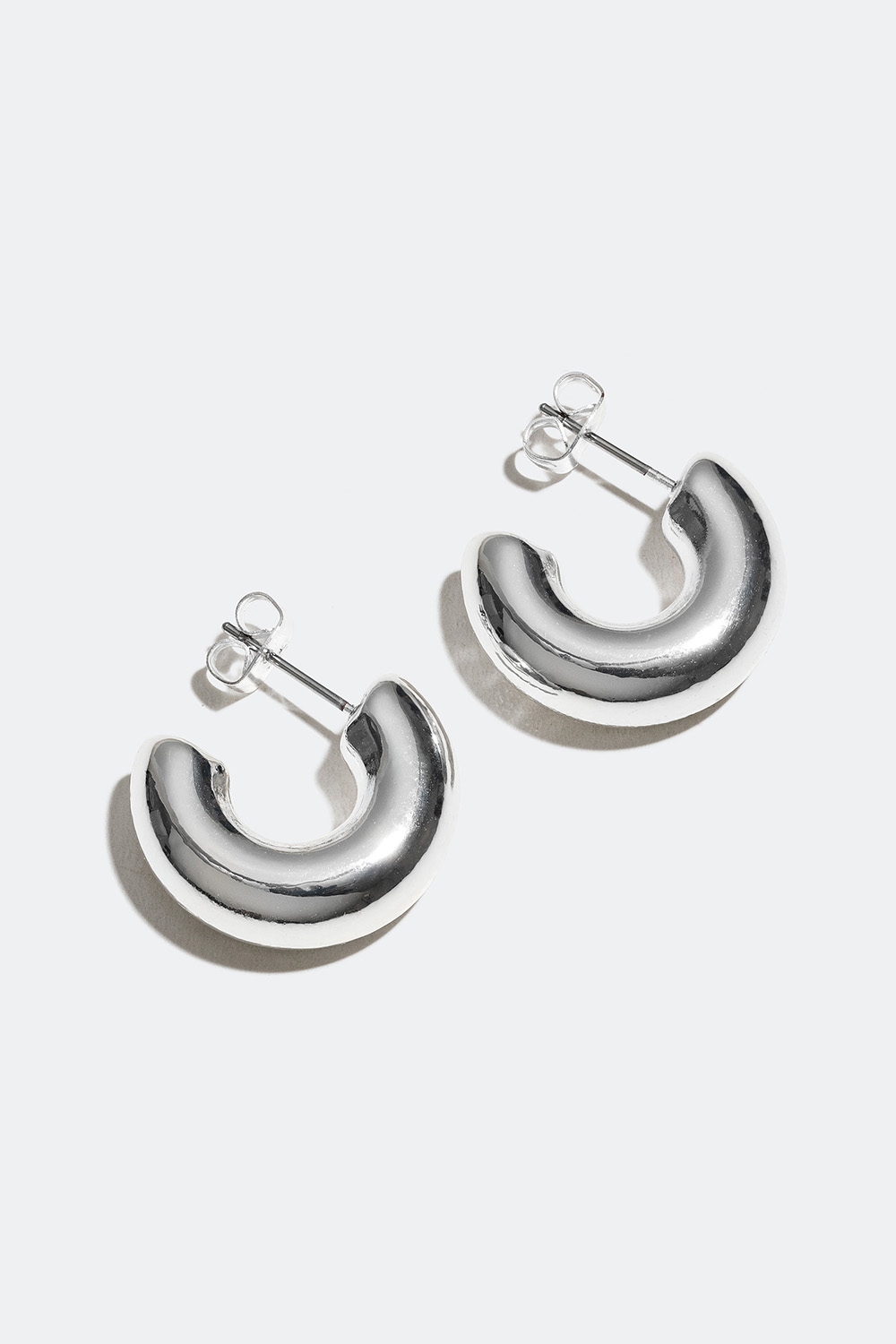 Små silverfärgade hoops med chunky design i gruppen Smycken / Örhängen / Hoops / Klassiska hoops hos Glitter (253004721001)