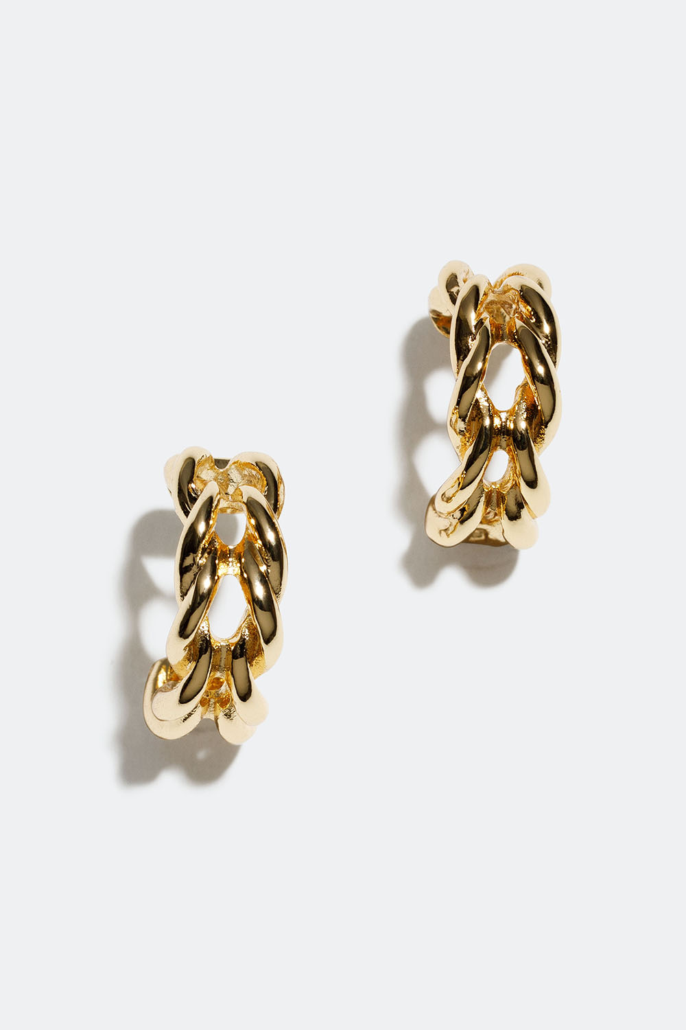 Små guldfärgade hoops med flätad design i gruppen Smycken / Örhängen / Hoops hos Glitter (253004852002)