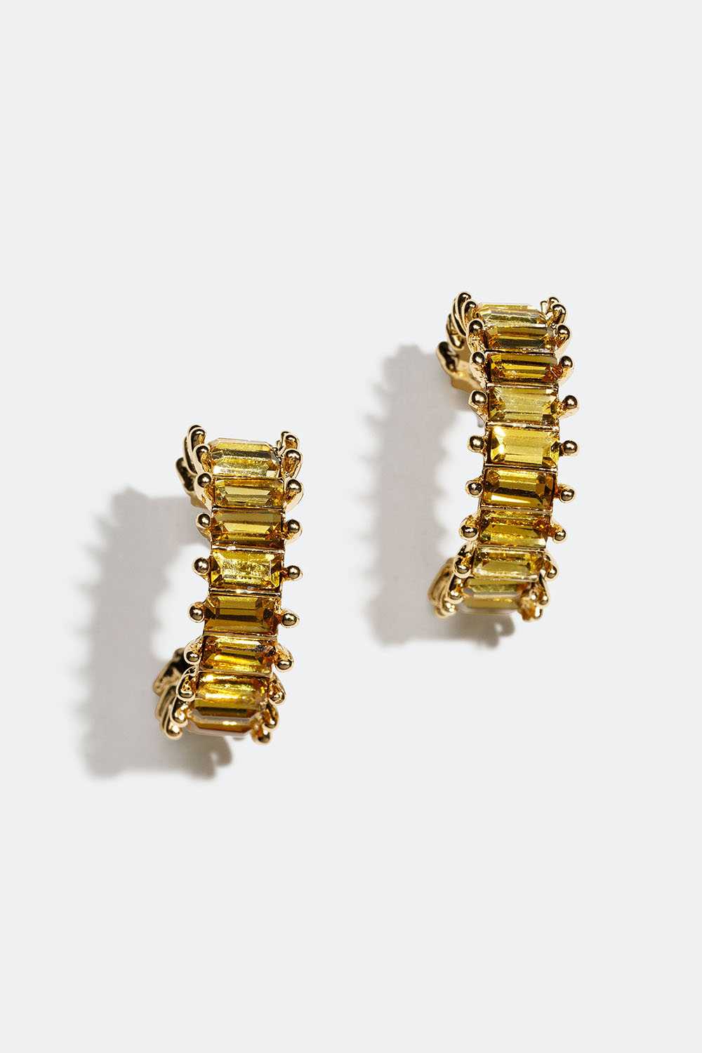 Guldfärgade hoops med baguettformade stenar i gruppen Smycken / Örhängen / Hoops hos Glitter (253004874102)