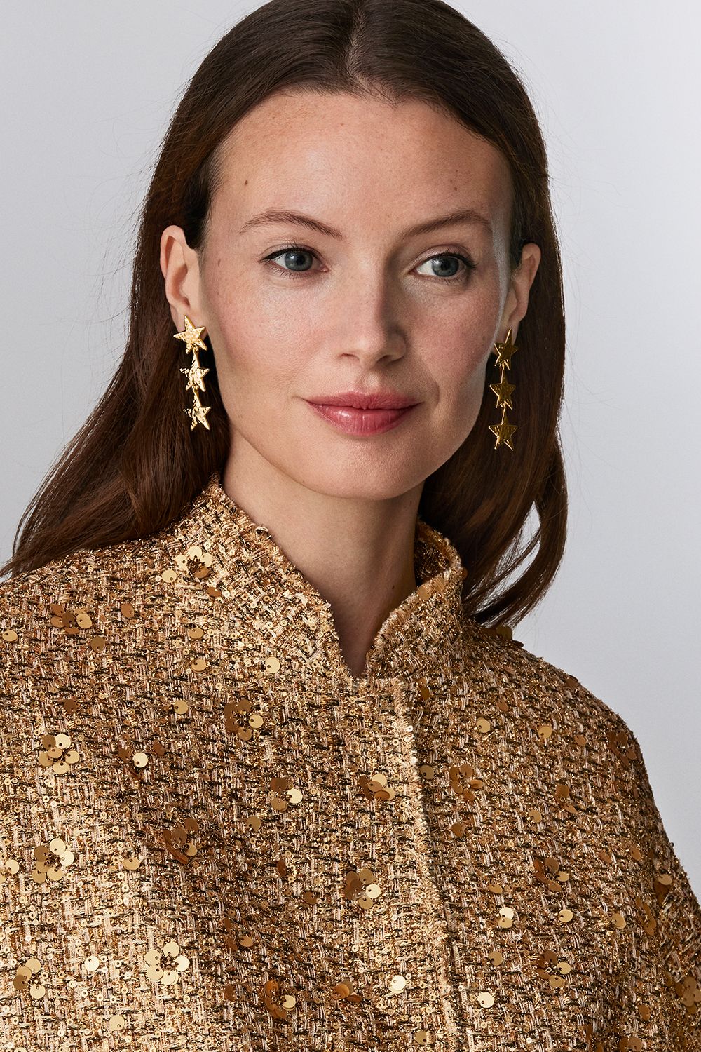 Guldfärgade örhängen med stjärnor i hamrad design i gruppen Smycken / Örhängen hos Glitter (253005092002)