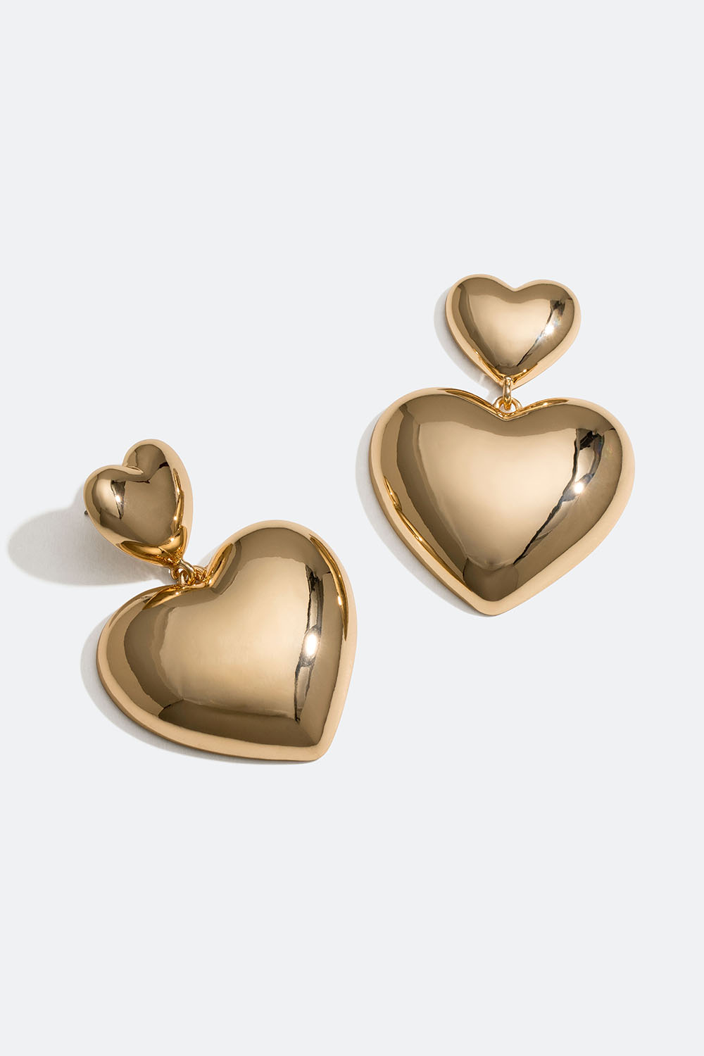 Stora guldfärgade örhängen med hjärtan i gruppen Smycken / Örhängen hos Glitter (253005632002)
