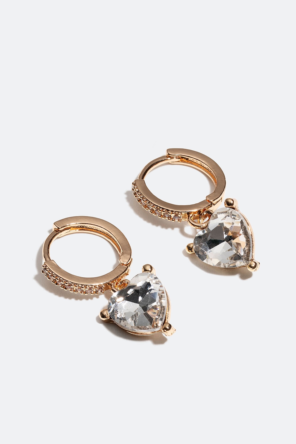 Små guldfärgade hoops med hjärta och glasstenar i gruppen Smycken / Örhängen hos Glitter (253005930202)