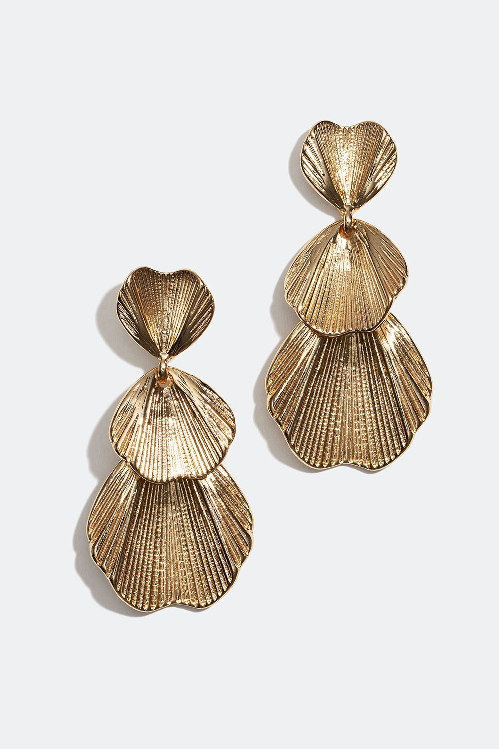 Räfflade guldfärgade örhängen med bladmotiv i gruppen Smycken / Örhängen hos Glitter (253006062002)