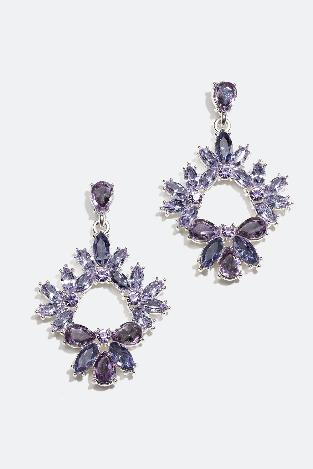 Örhängen med lila droppformade och ovala glasstenar i gruppen Smycken / Örhängen hos Glitter (253006119902)
