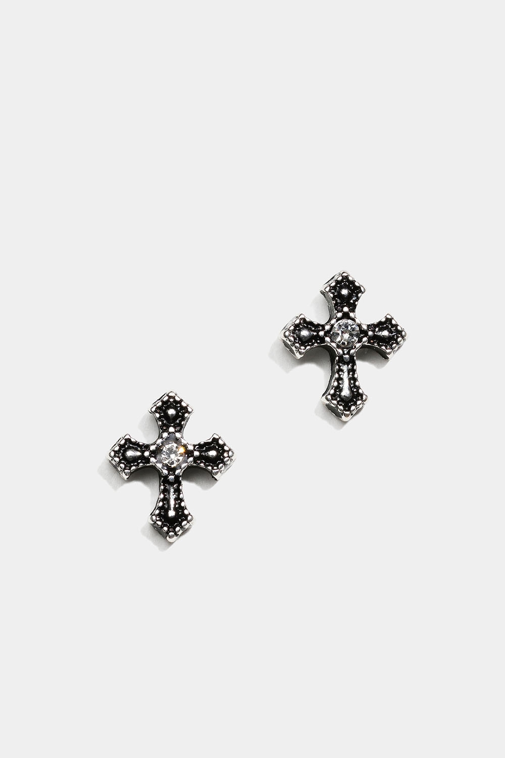 Studs i silverfärg med litet kors i gruppen Smycken / Örhängen / Studs hos Glitter (253007401001)