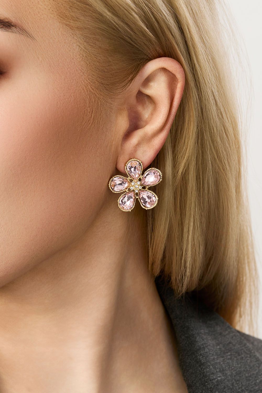 Rosa blomsterörhängen med gnistrande stenar i gruppen Smycken / Örhängen / Studs hos Glitter (253008685102)