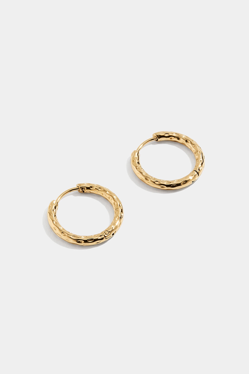 Hamrade hoops i stål med 18k guld i gruppen Smycken / Örhängen / Hoops hos Glitter (253009332002)