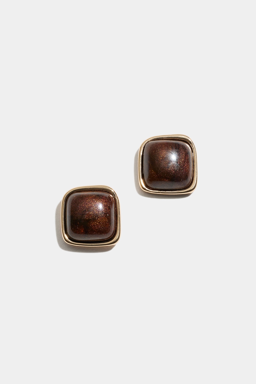 Bruna kvadratiska studs i gruppen Smycken / Örhängen hos Glitter (253009352002)