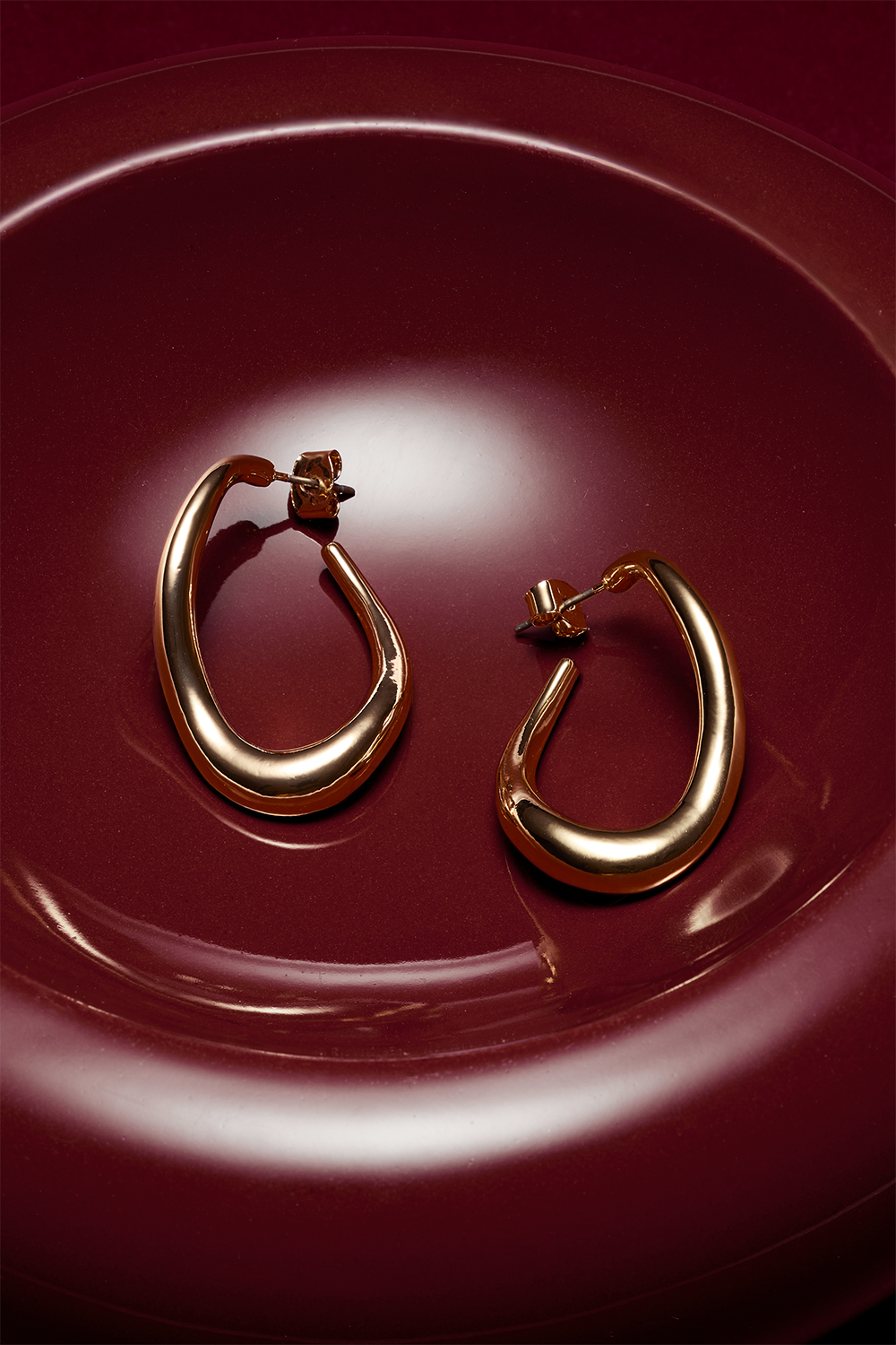 Guldfärgade hoops med vågig form i gruppen Smycken / Örhängen / Hoops hos Glitter (253009512002)