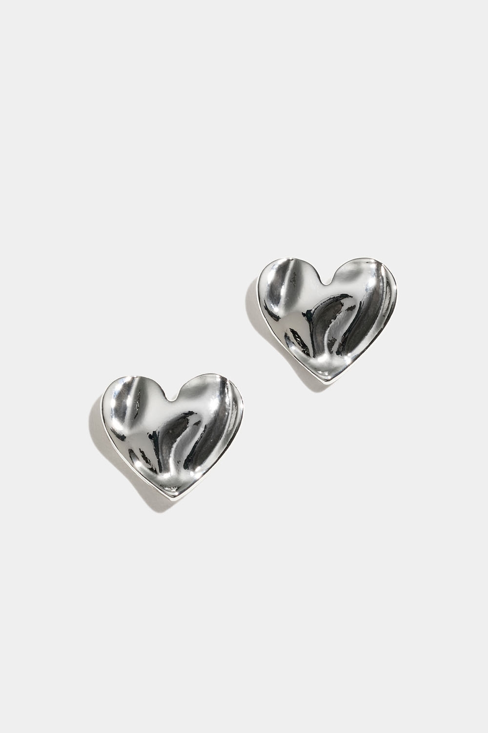 Hjärtstuds med organisk textur i gruppen Smycken / Örhängen / Studs hos Glitter (253009711001)