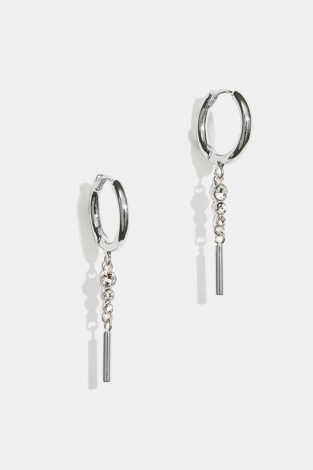 Hoops med hängande strass och stav i gruppen Smycken / Örhängen / Hoops / Hoops med hänge hos Glitter (253009821001)