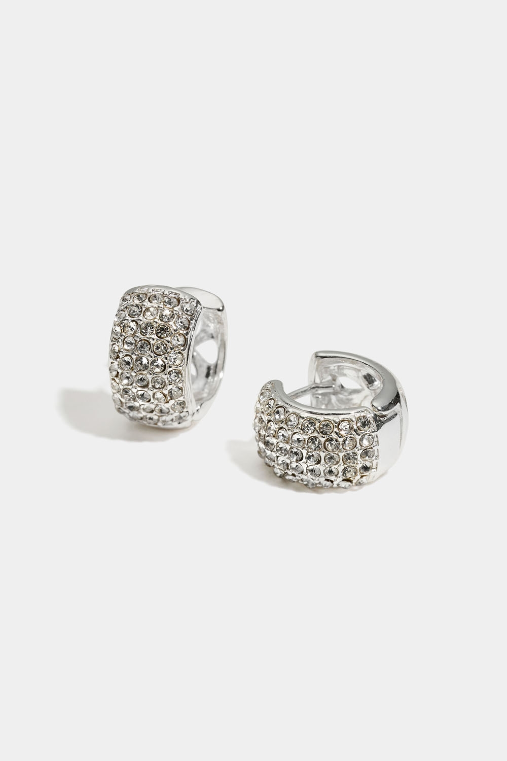 Små breda hoops med strass i gruppen Smycken / Örhängen / Strass hos Glitter (253009831001)