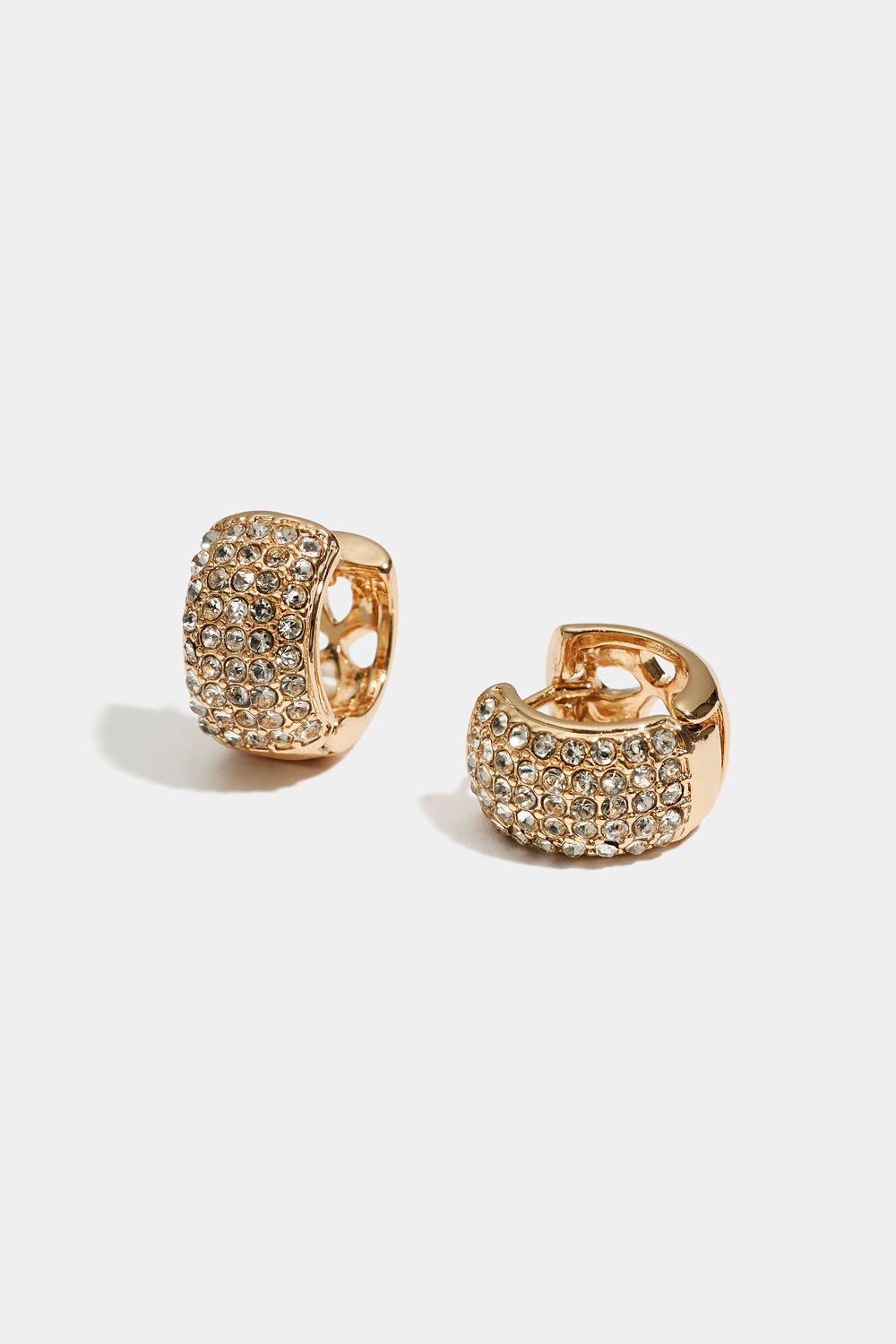 Små guldfärgade breda hoops med strass i gruppen Smycken / Örhängen / Strass hos Glitter (253009832002)