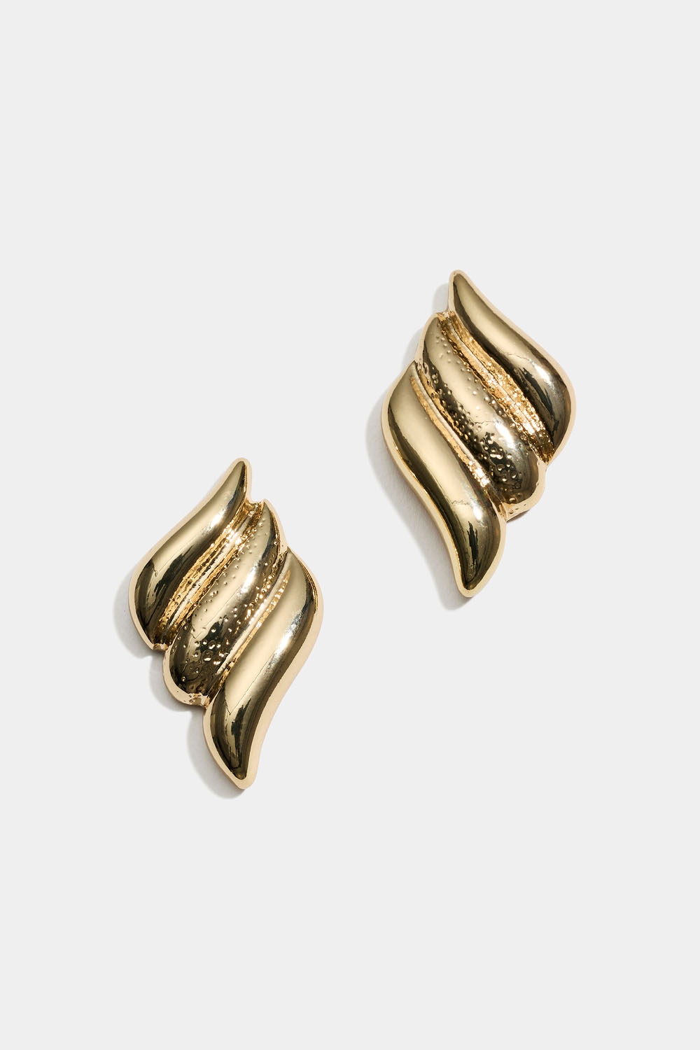 Guldfärgade studs i vågformer i gruppen Smycken / Örhängen hos Glitter (253009952002)