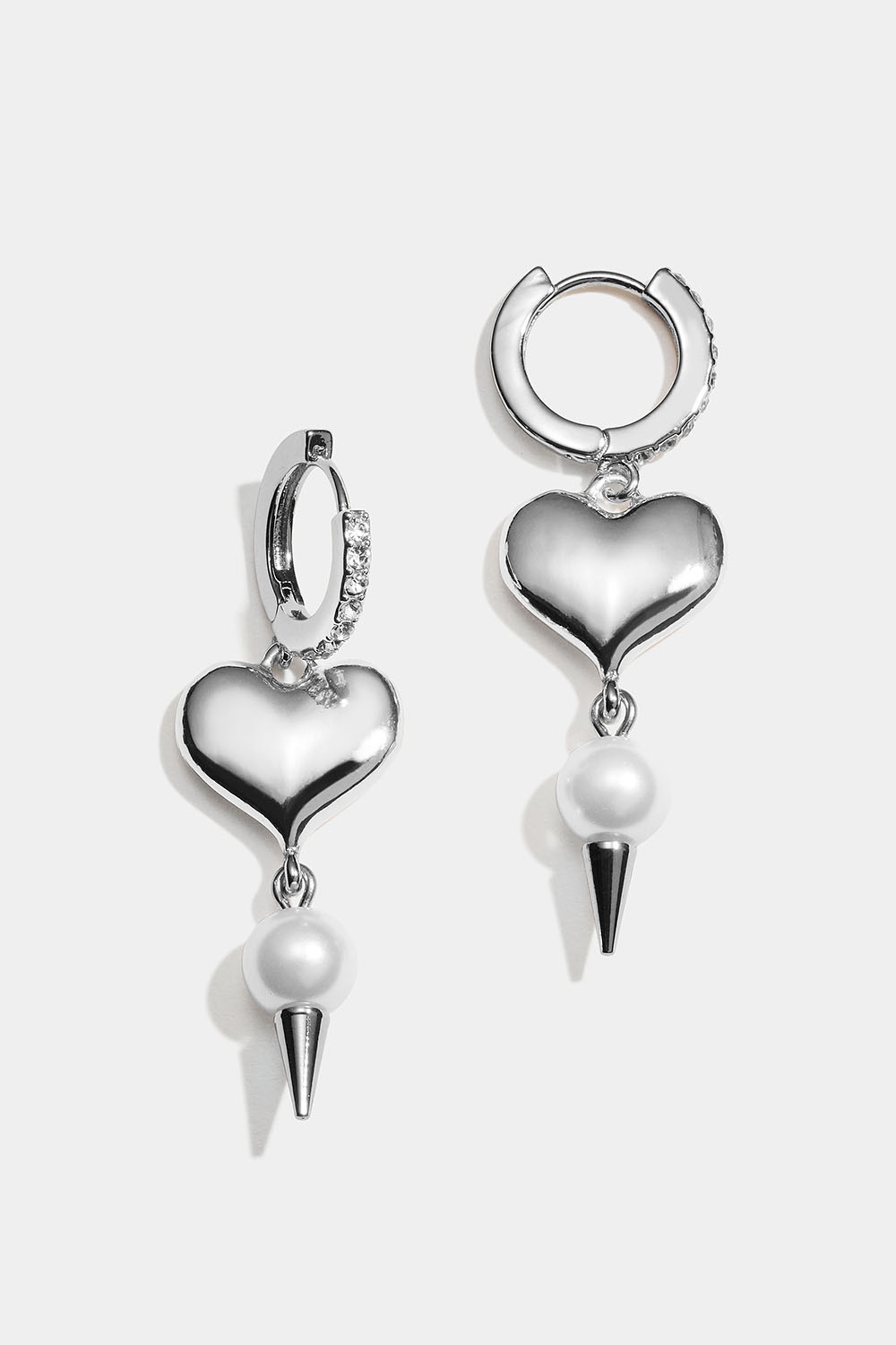 Hoops med hjärta, pärla och nit i gruppen Smycken / Örhängen / Hoops / Hoops med hänge hos Glitter (253010031001)