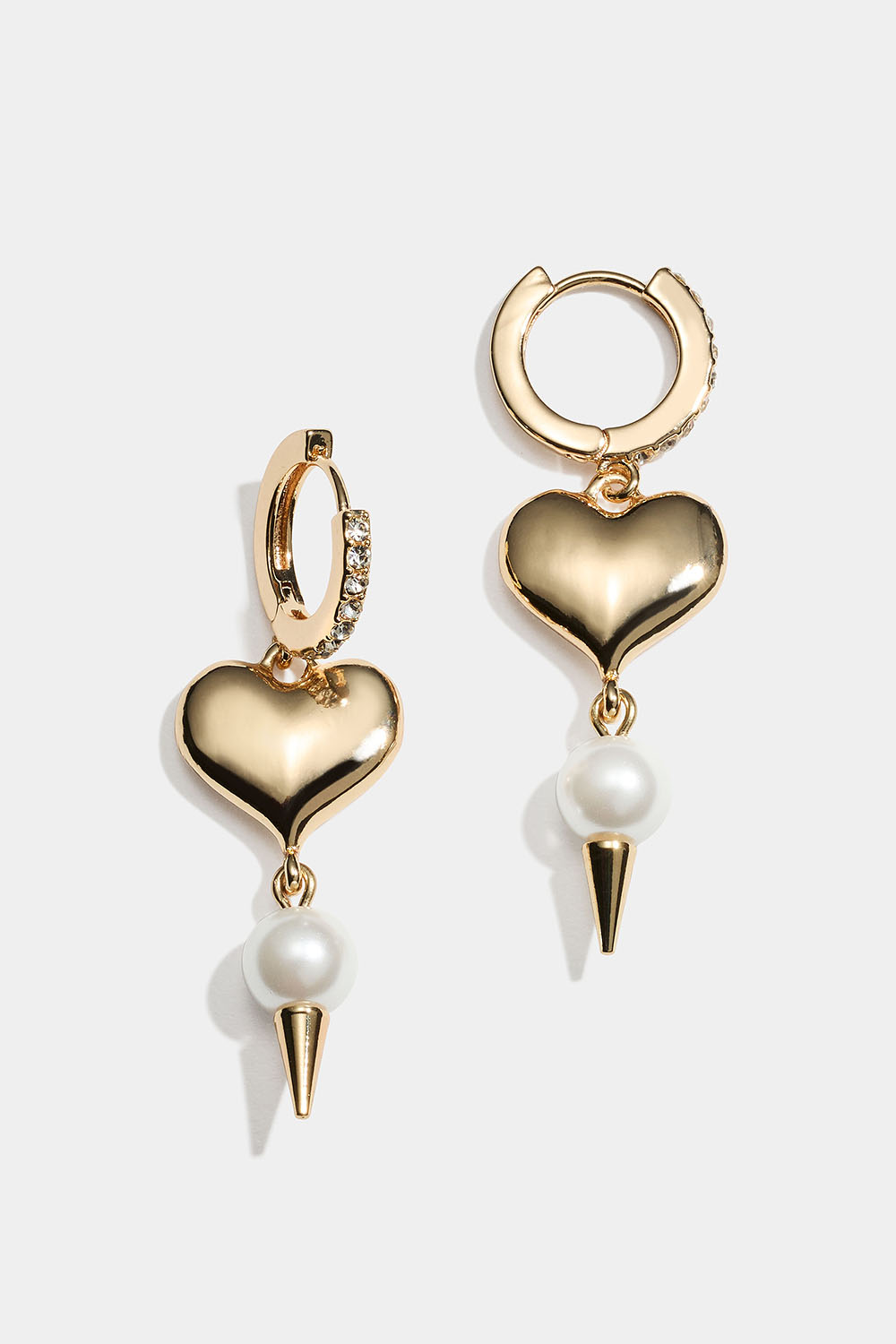 Guldfärgade hoops med hjärta, pärla och nit i gruppen Smycken / Örhängen / Hoops / Hoops med hänge hos Glitter (253010032002)