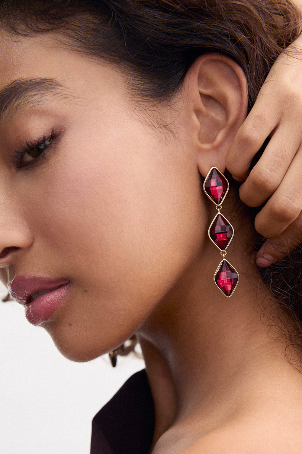 Örhängen med vinröda glasstenar i diamantform i gruppen Store week / 2542 hos Glitter (253010046302)