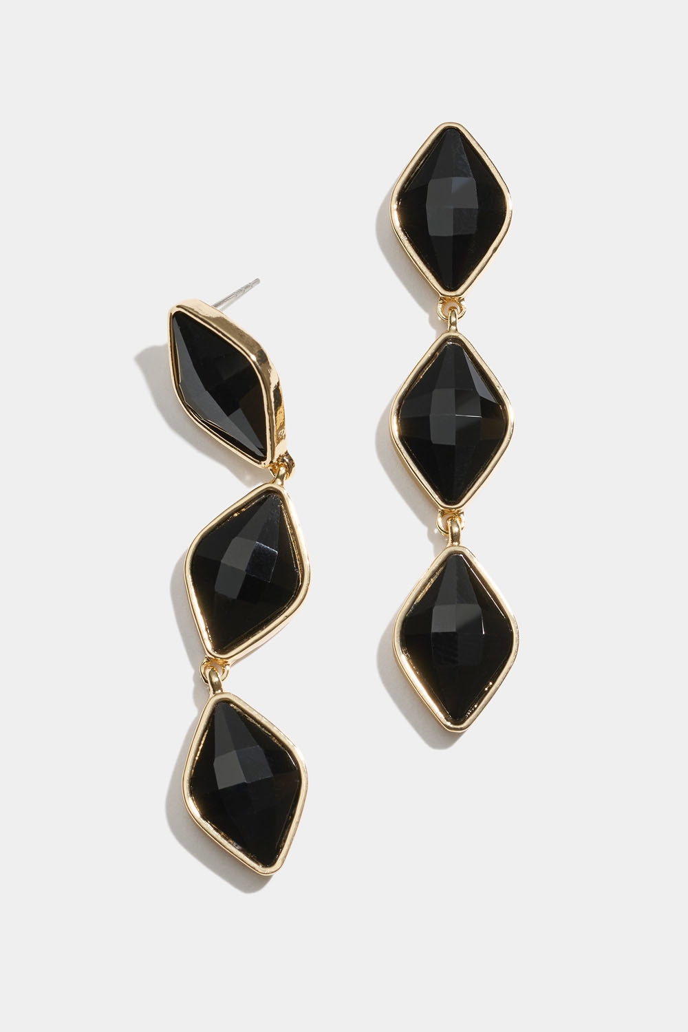 Örhängen med svarta glasstenar i diamantform i gruppen Store week / 2542 hos Glitter (253010049002)