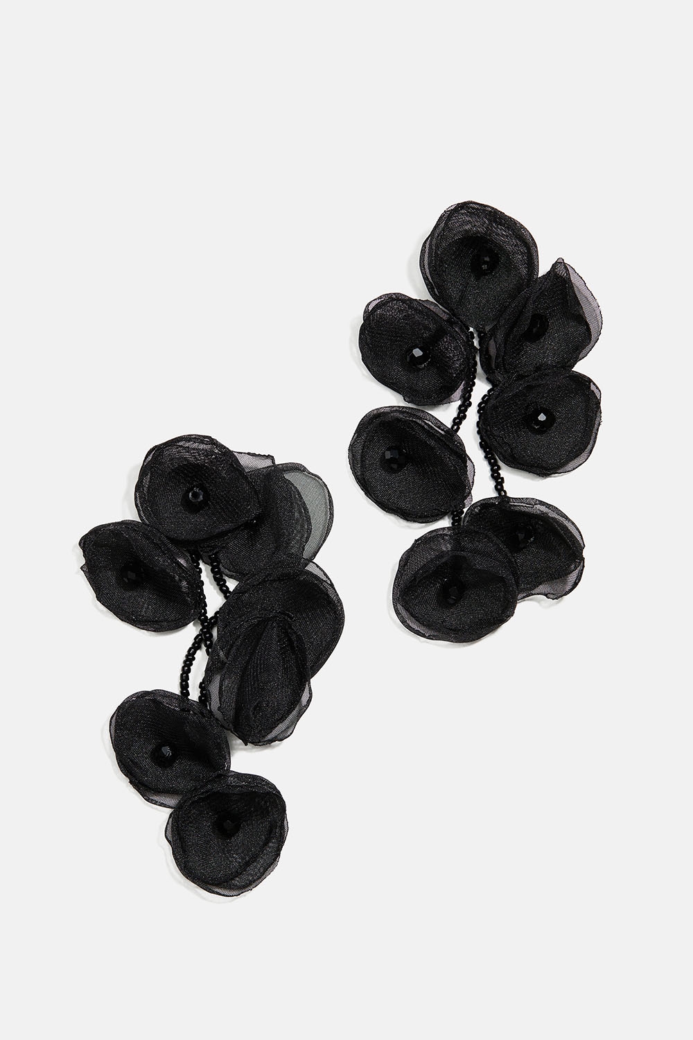 Örhängen med svarta blommor i tyg i gruppen Store week / 2542 hos Glitter (253010159001)