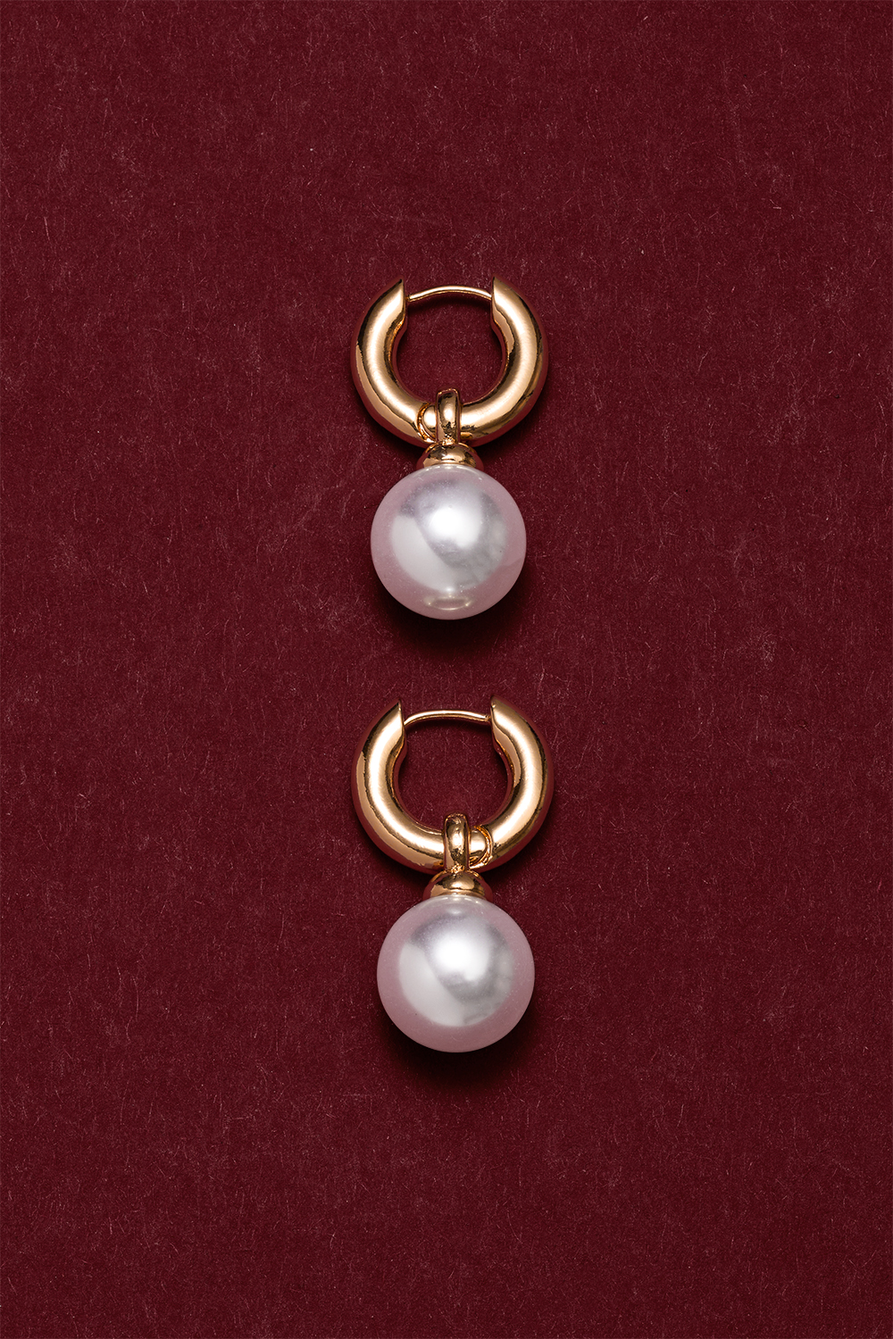 Guldfärgade chunky hoops med stor rund pärla i gruppen Smycken / Örhängen / Hoops / Hoops med hänge hos Glitter (253010202002)