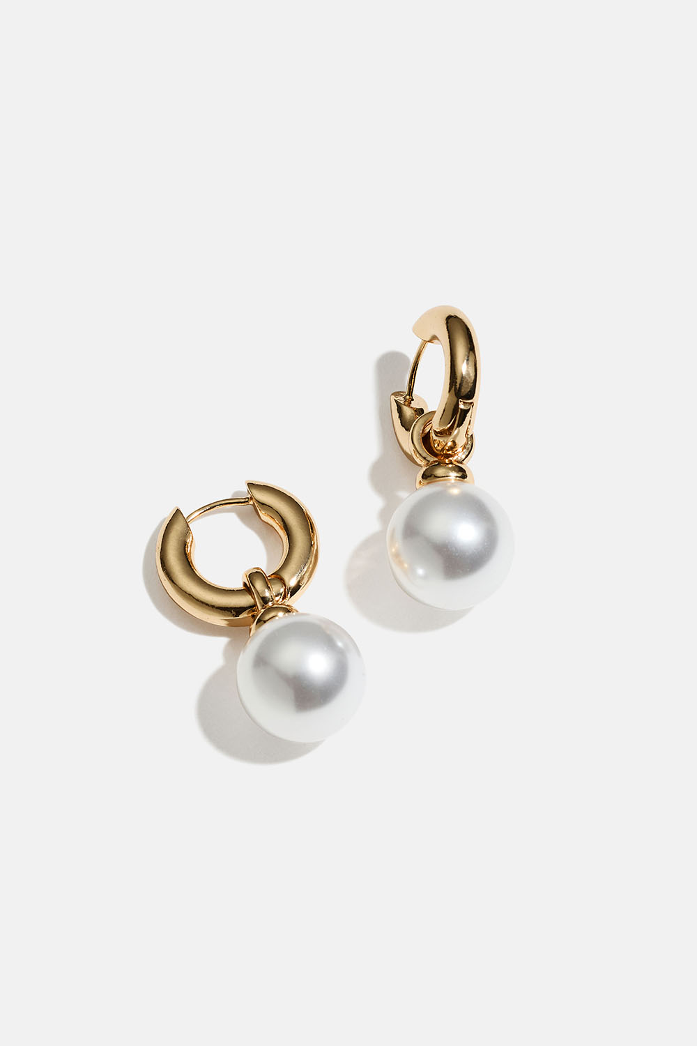 Guldfärgade chunky hoops med stor rund pärla i gruppen Smycken / Örhängen / Hoops / Hoops med hänge hos Glitter (253010202002)