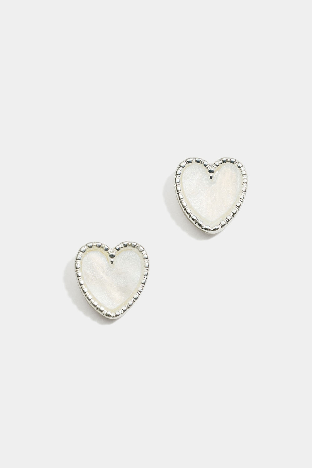 Studs med skimriga hjärtan i gruppen Smycken / Örhängen / Studs hos Glitter (253010243001)