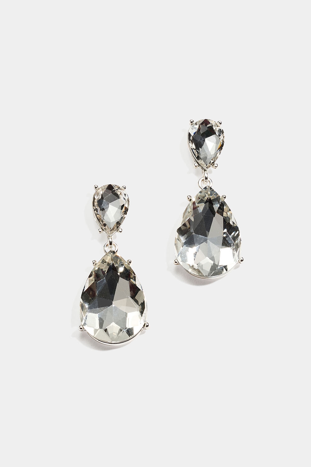 Örhängen med vita droppformade glasstenar i gruppen Smycken / Örhängen / Strass hos Glitter (253010390201)