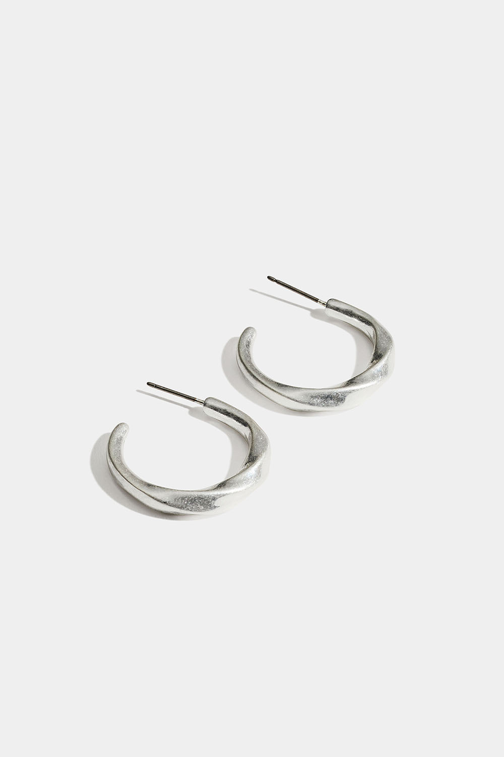 Snurrade hoops i borstad metall i gruppen Smycken / Örhängen / Hoops hos Glitter (253010471001)