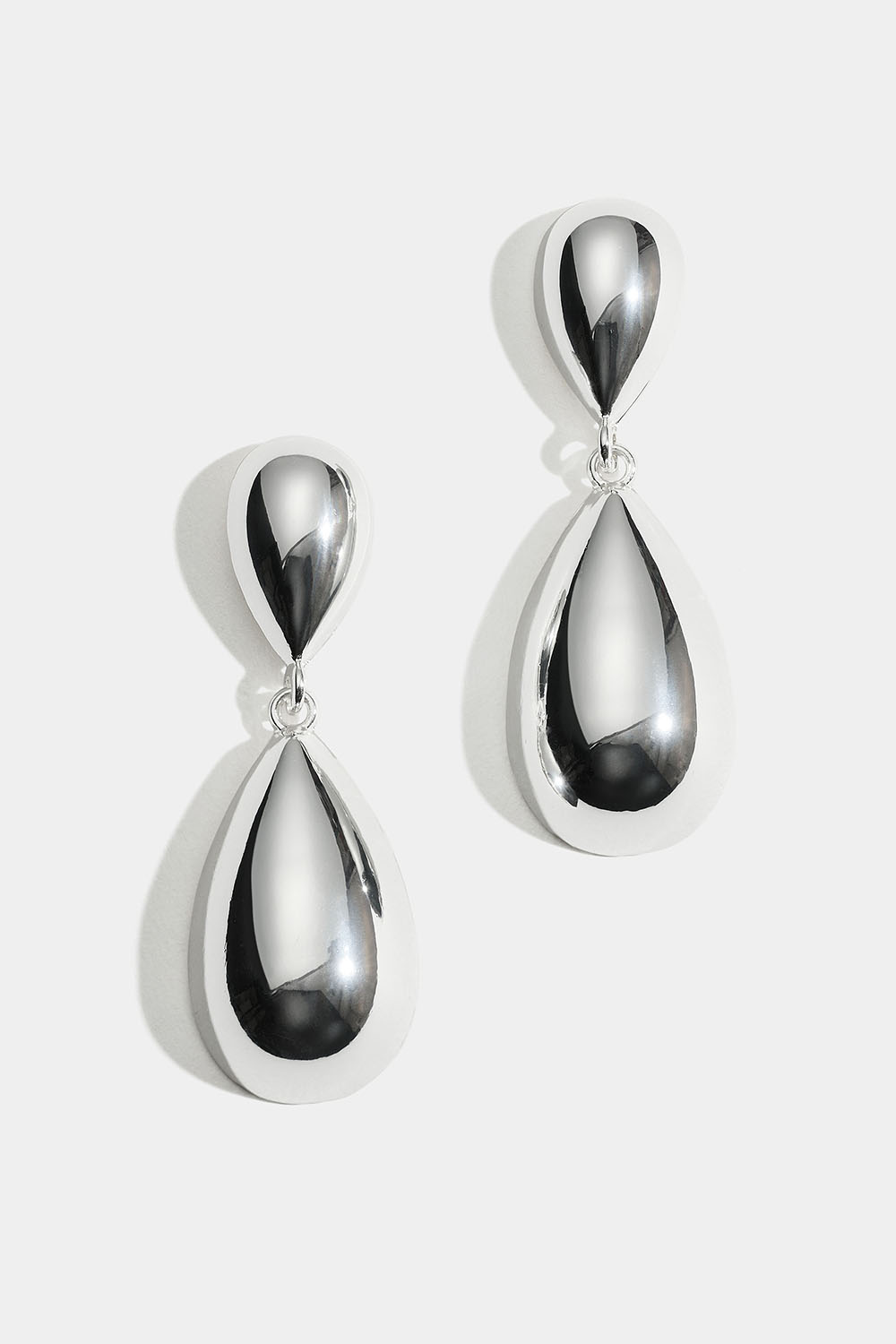 Örhängen med stora droppformade hängen i gruppen Smycken / Örhängen hos Glitter (253010571001)