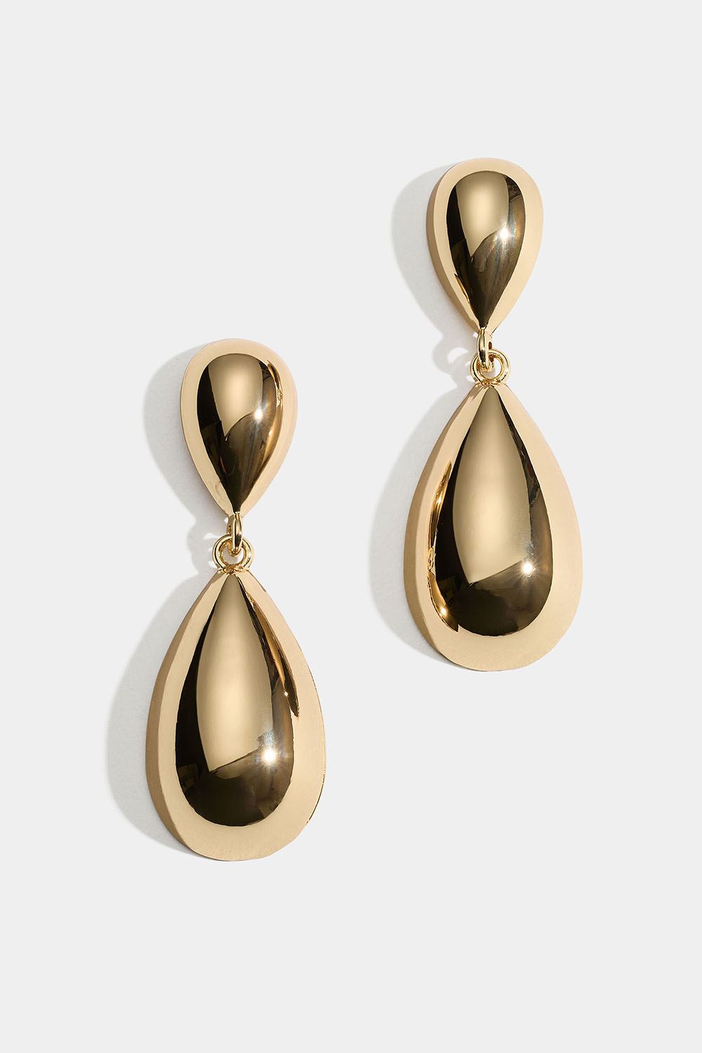 Guldfärgade örhängen med stora droppformade hängen i gruppen Store week / 2551 hos Glitter (253010572002)