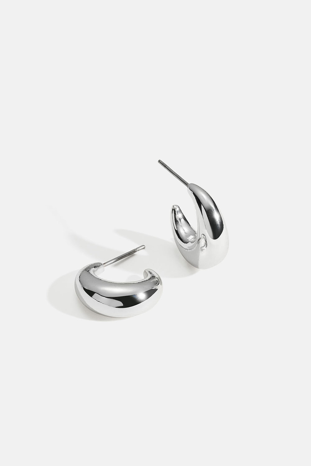 Små hoops i rundad design i gruppen Smycken / Örhängen / Hoops hos Glitter (253010581001)