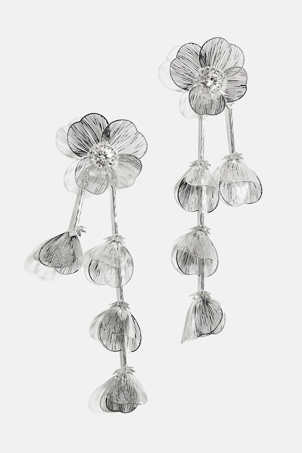 Stora örhängen med blommor och hängande blomblad i gruppen Smycken / Örhängen hos Glitter (253010721001)