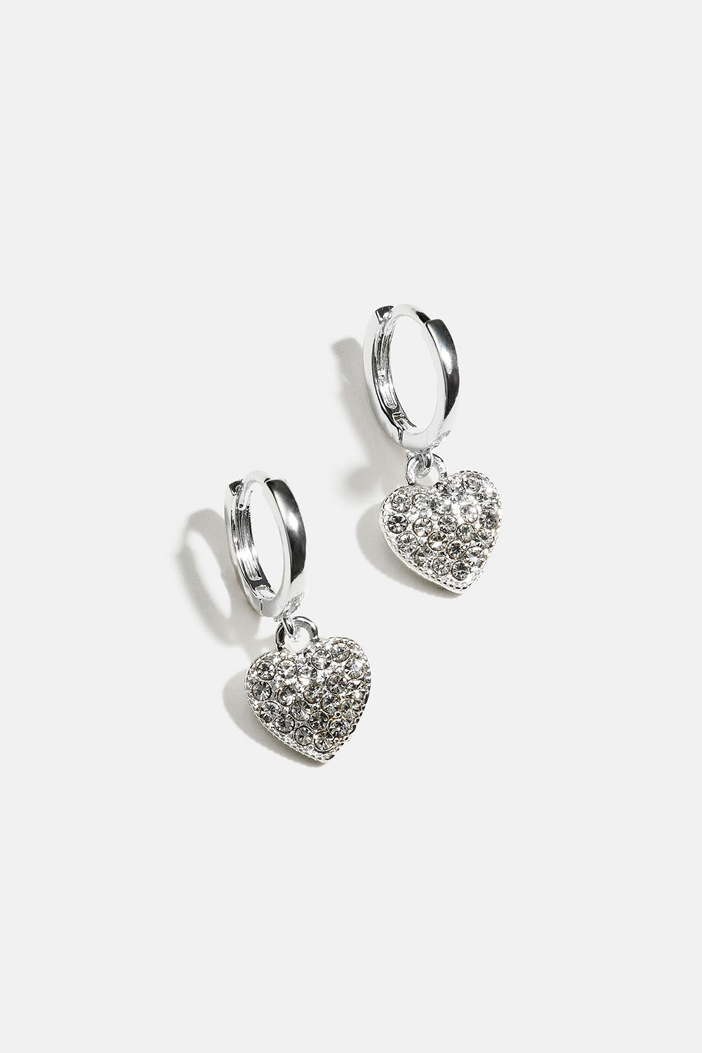 Små hoops med hängen av hjärtan med glasstenar i gruppen Smycken / Örhängen / Hoops hos Glitter (253010771001)
