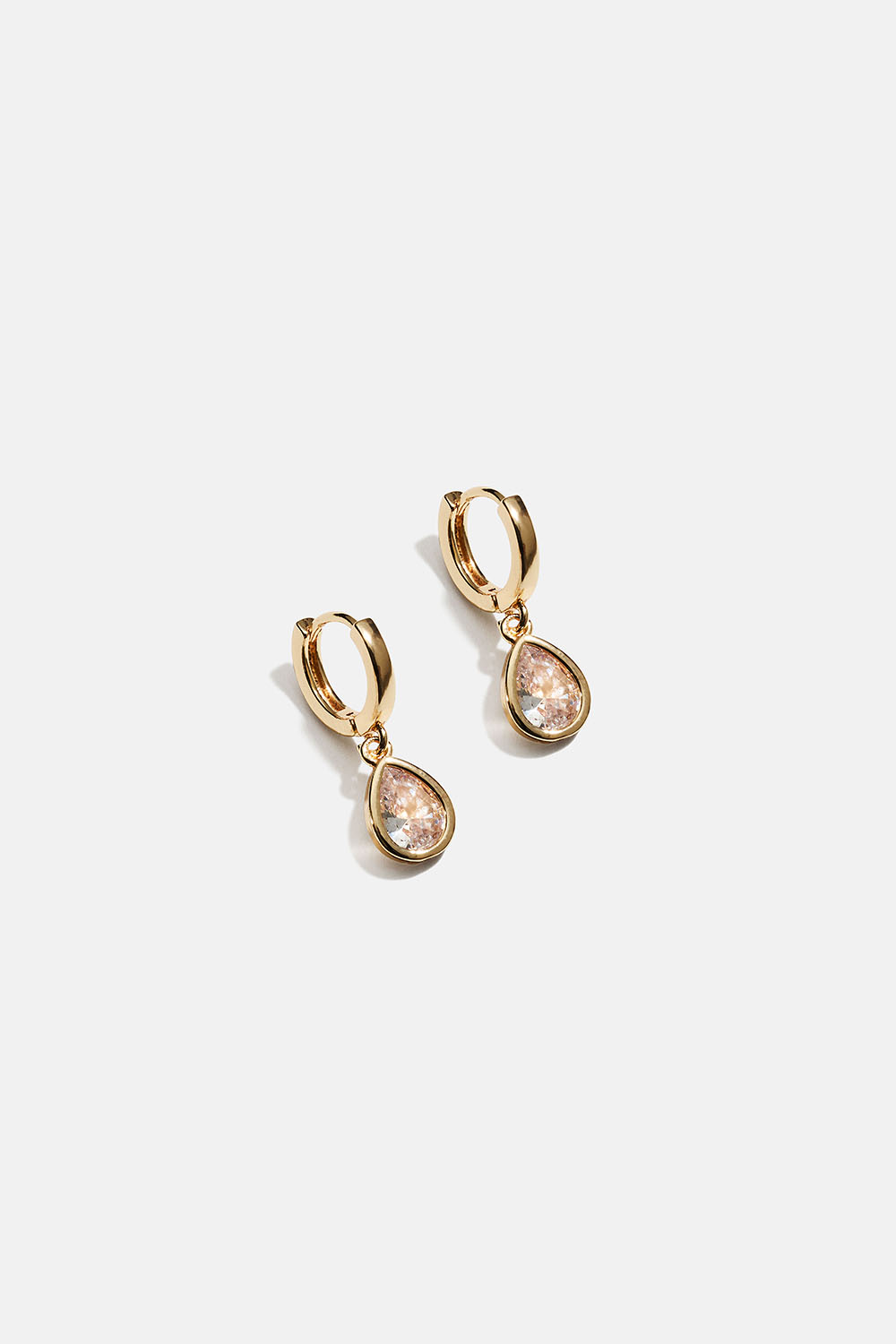 Guldfärgade små hoops med droppformade hängen med glasstenar i gruppen Smycken / Örhängen / Hoops / Hoops med hänge hos Glitter (253010872002)