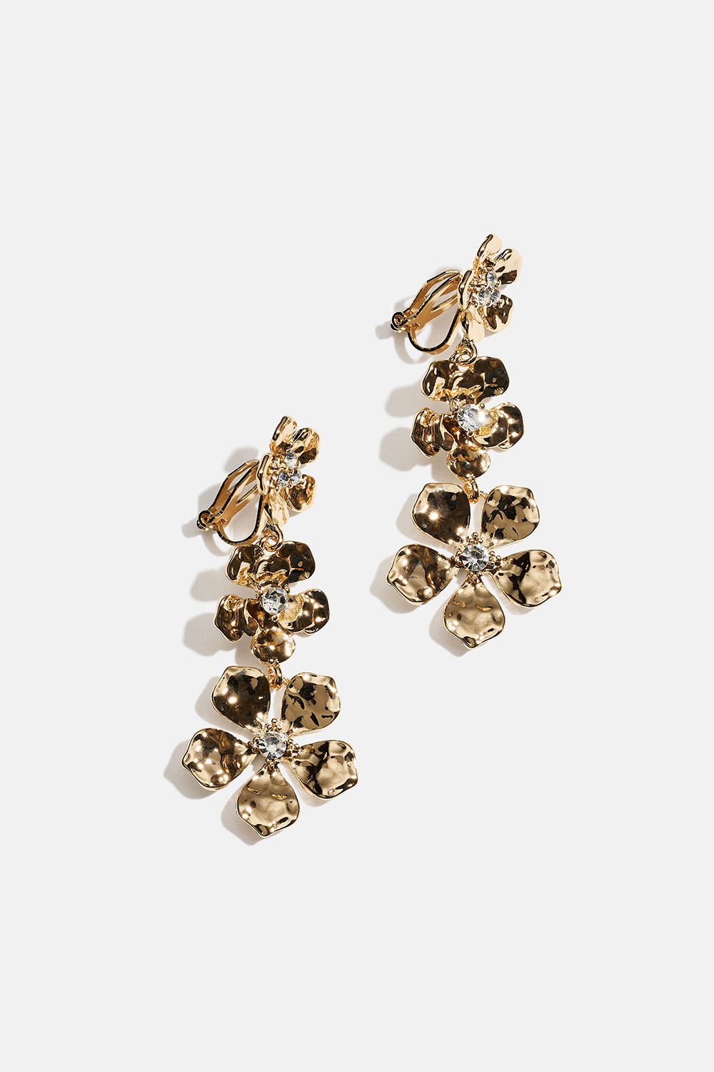Långa guldfärgade clipsörhängen med blommor och glasstenar i gruppen Smycken / Örhängen / Clips hos Glitter (253010902002)