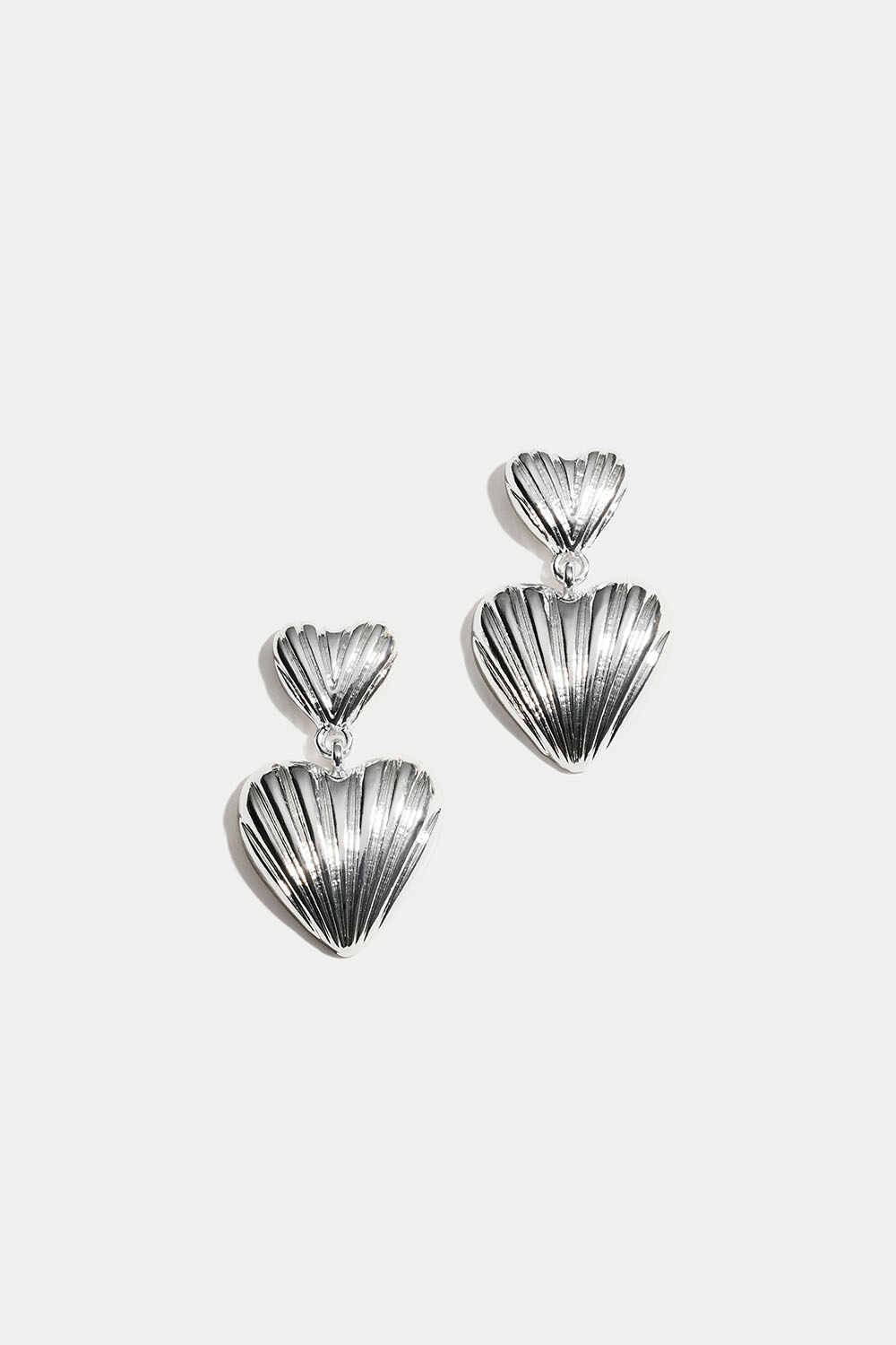 Räfflade örhängen med två hjärtan i gruppen Smycken / Örhängen hos Glitter (253010941001)