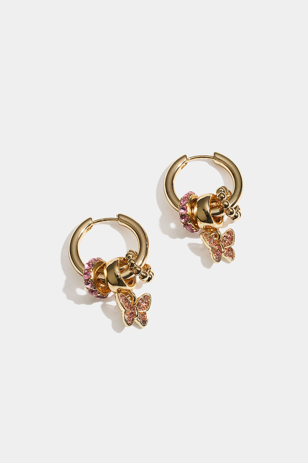 Guldfärgade hoops med fjäril och rosa glasstenar i gruppen Smycken / Örhängen / Hoops / Hoops med hänge hos Glitter (253011102002)