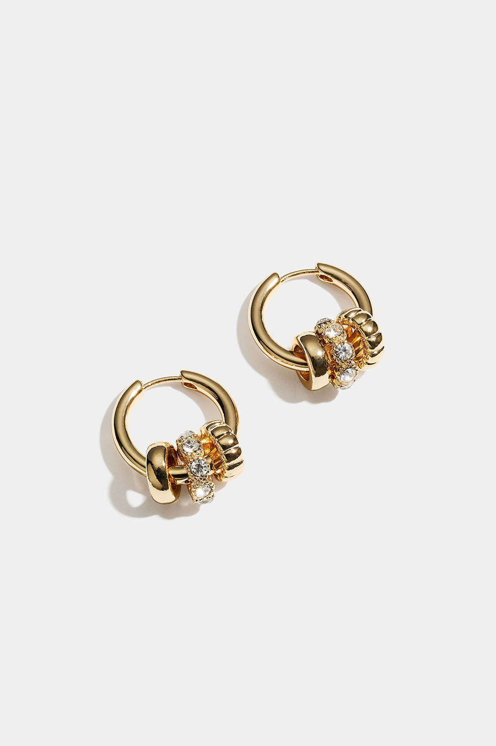 Guldfärgade hoops med runda berlocker och glasstenar i gruppen Smycken / Örhängen / Hoops / Hoops med hänge hos Glitter (253011112002)