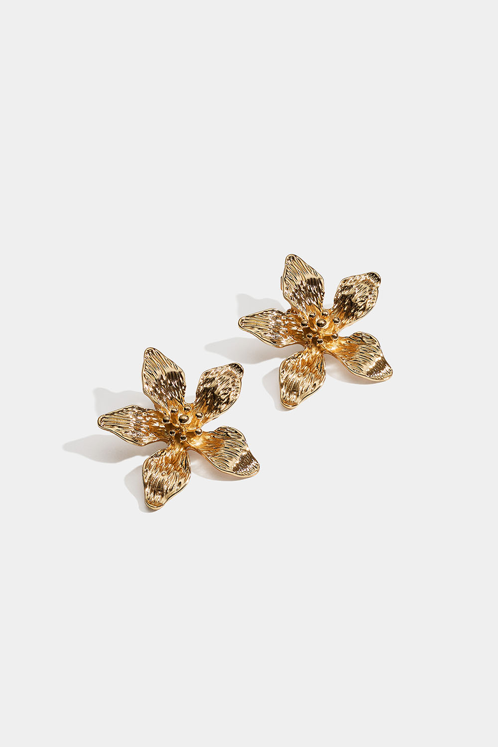 Guldfärgade clipsörhängen med blommor i gruppen Smycken / Örhängen / Clips hos Glitter (253011302002)