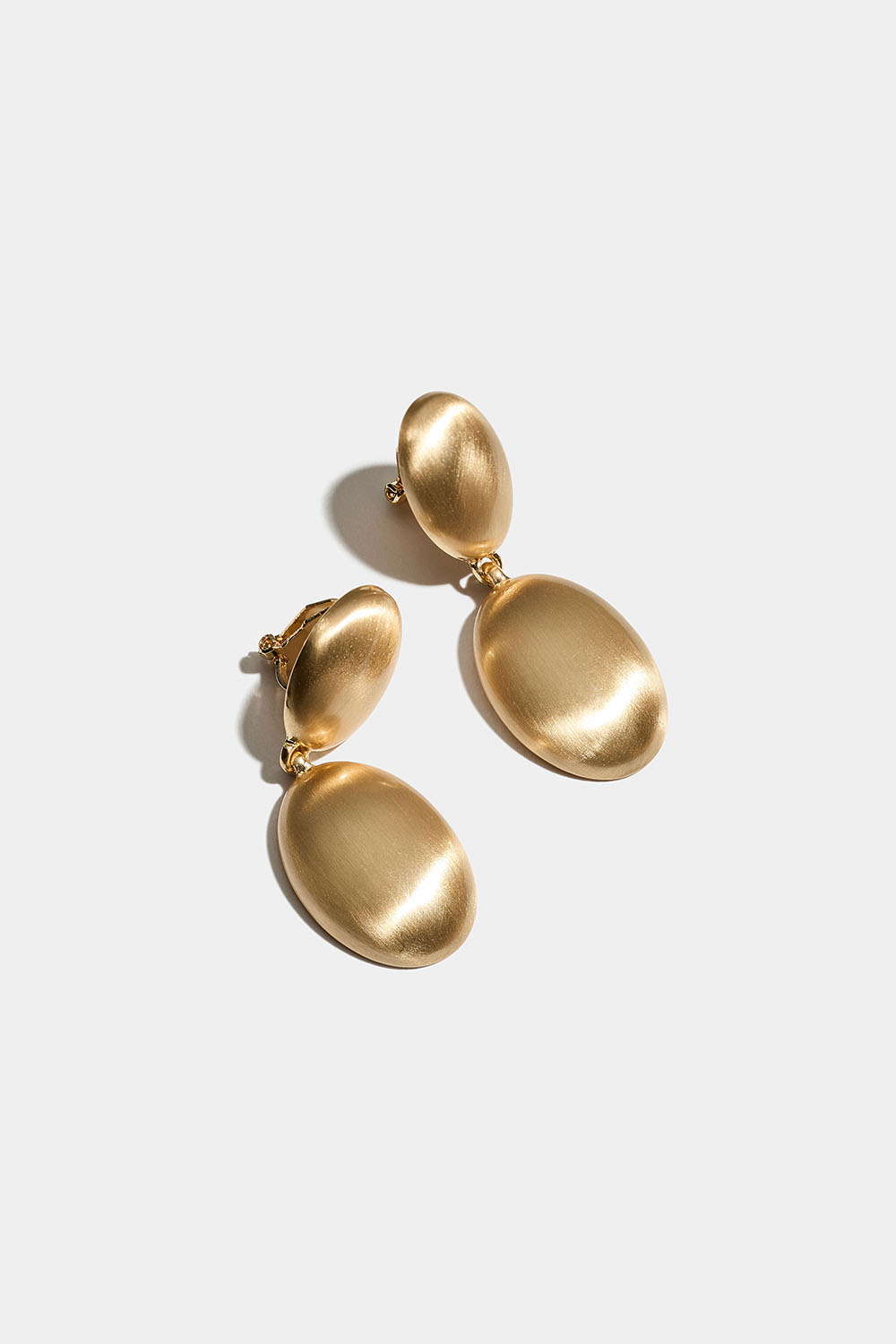 Ovala guldfärgade clipsörhängen med matt borstad design i gruppen Smycken / Örhängen / Clips hos Glitter (253011322002)