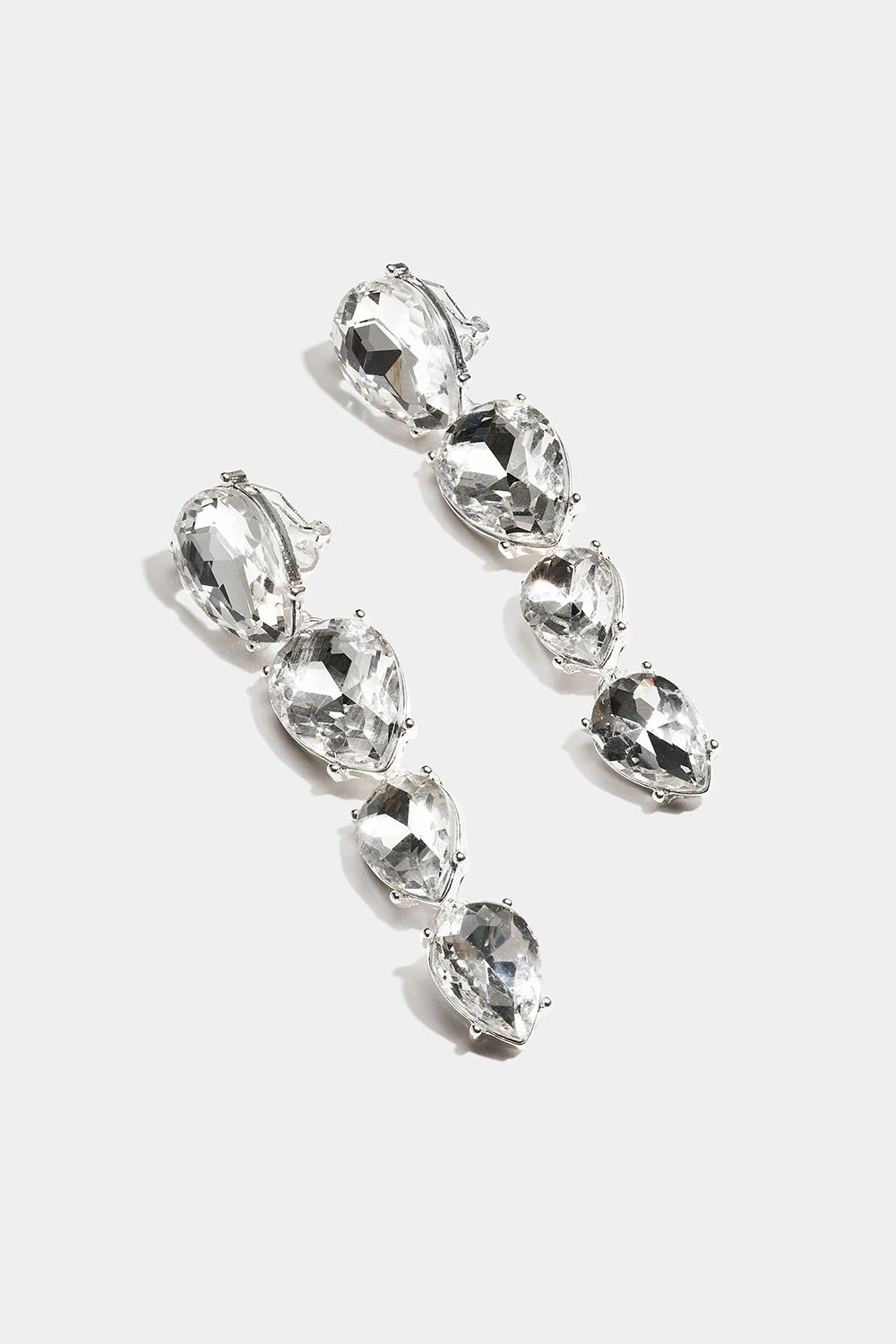 Långa clipsörhängen med droppformade glasstenar i gruppen Smycken / Örhängen / Clips hos Glitter (253011360201)