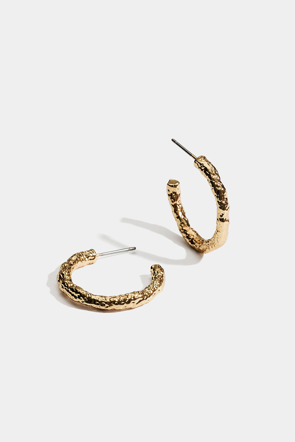 Guldfärgade smala hoops med hamrad design i gruppen Smycken / Örhängen / Hoops hos Glitter (253011392002)
