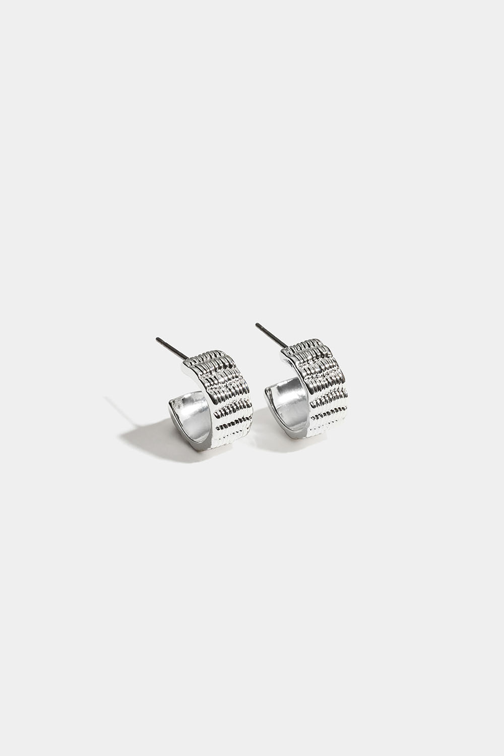 Små breda hoops med räfflad design i gruppen Smycken / Örhängen / Hoops hos Glitter (253011581001)