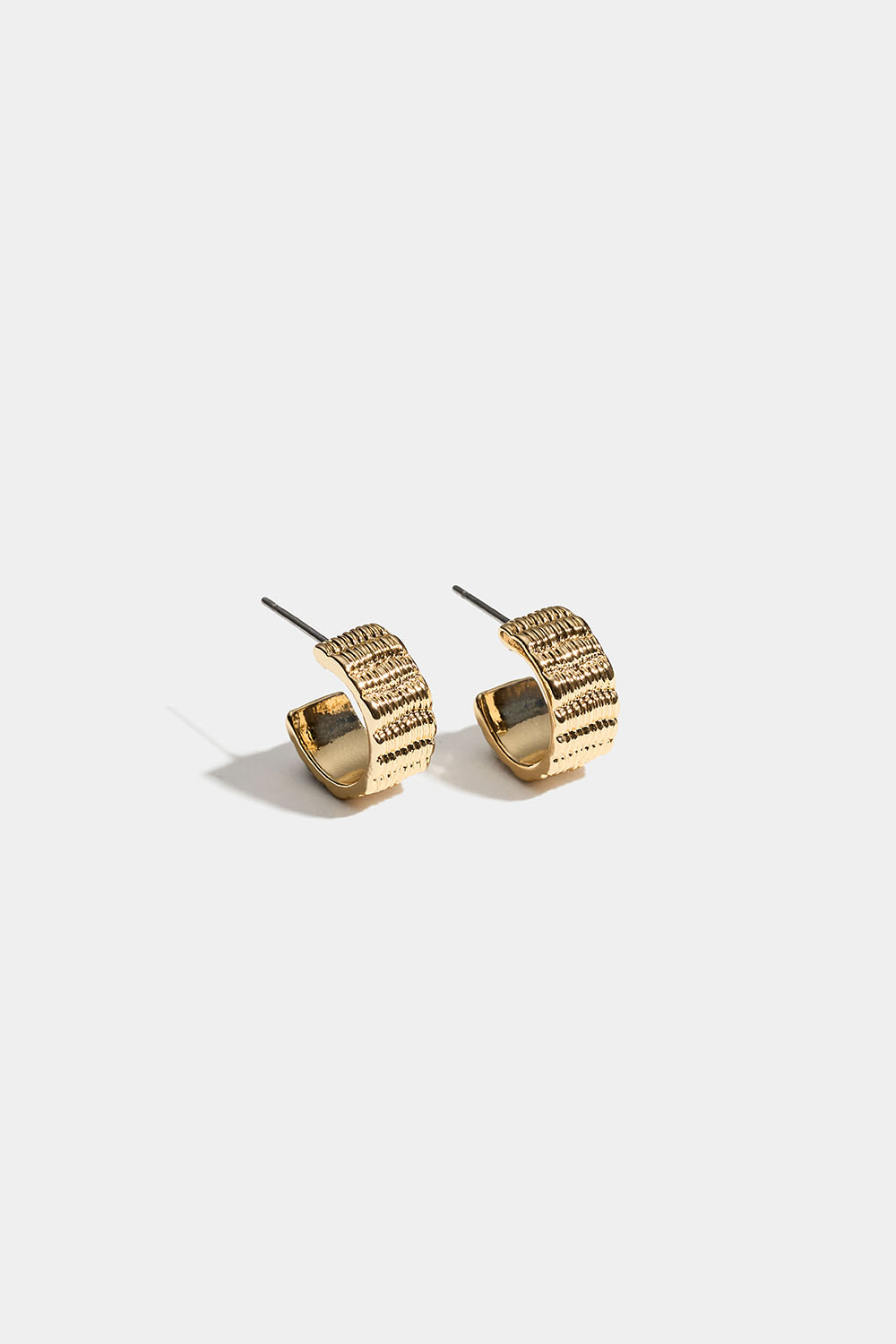 Små breda guldfärgade hoops med räfflad design i gruppen Smycken / Örhängen hos Glitter (253011582002)