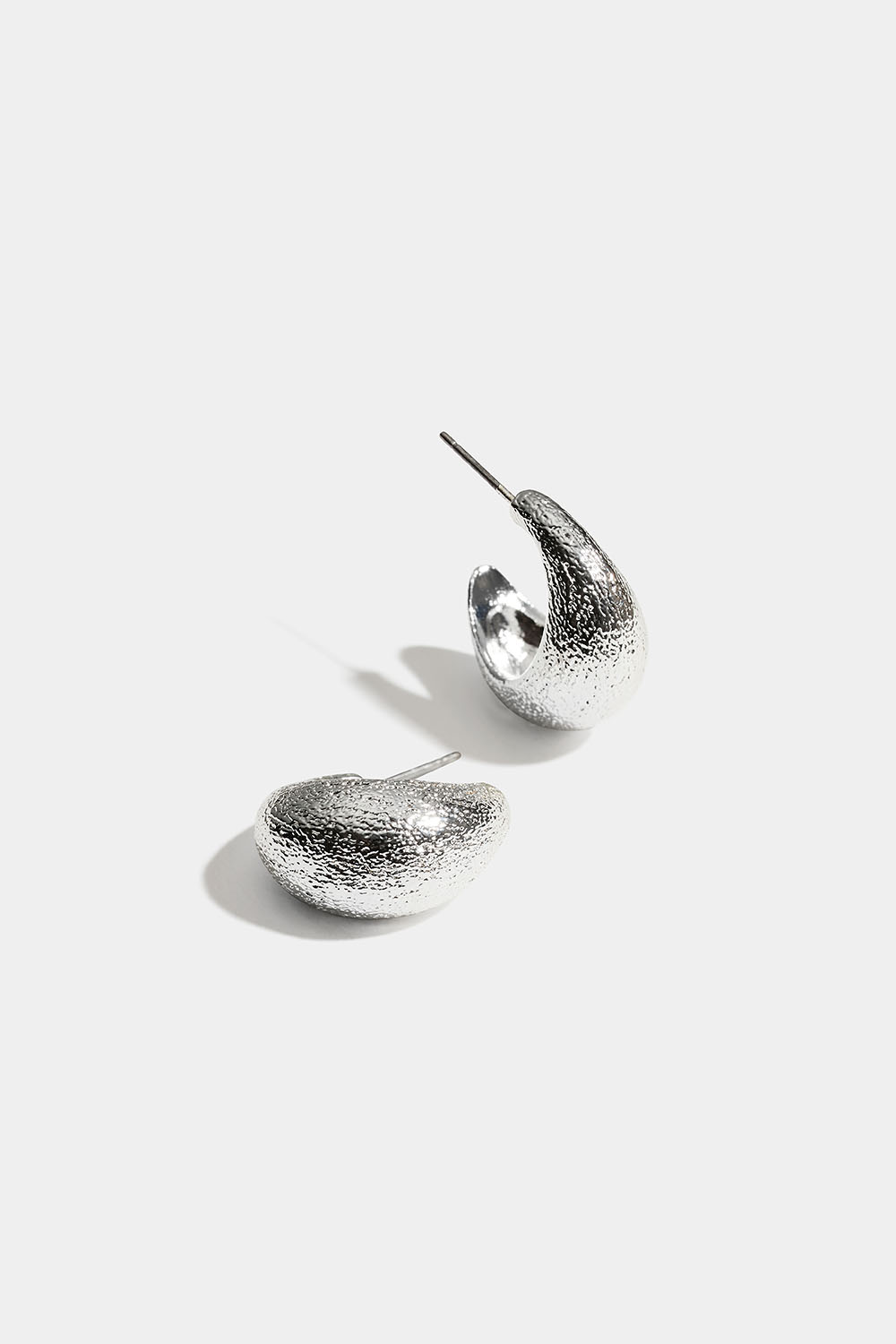 Chunky hoops med hamrad design i gruppen Smycken / Örhängen / Hoops hos Glitter (253011611001)
