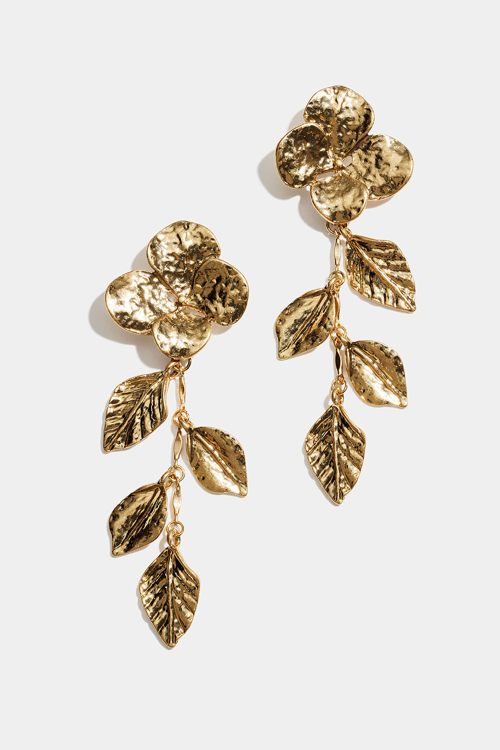 Guldfärgade örhängen med blommor och blad i gruppen Smycken / Örhängen hos Glitter (253011692102)
