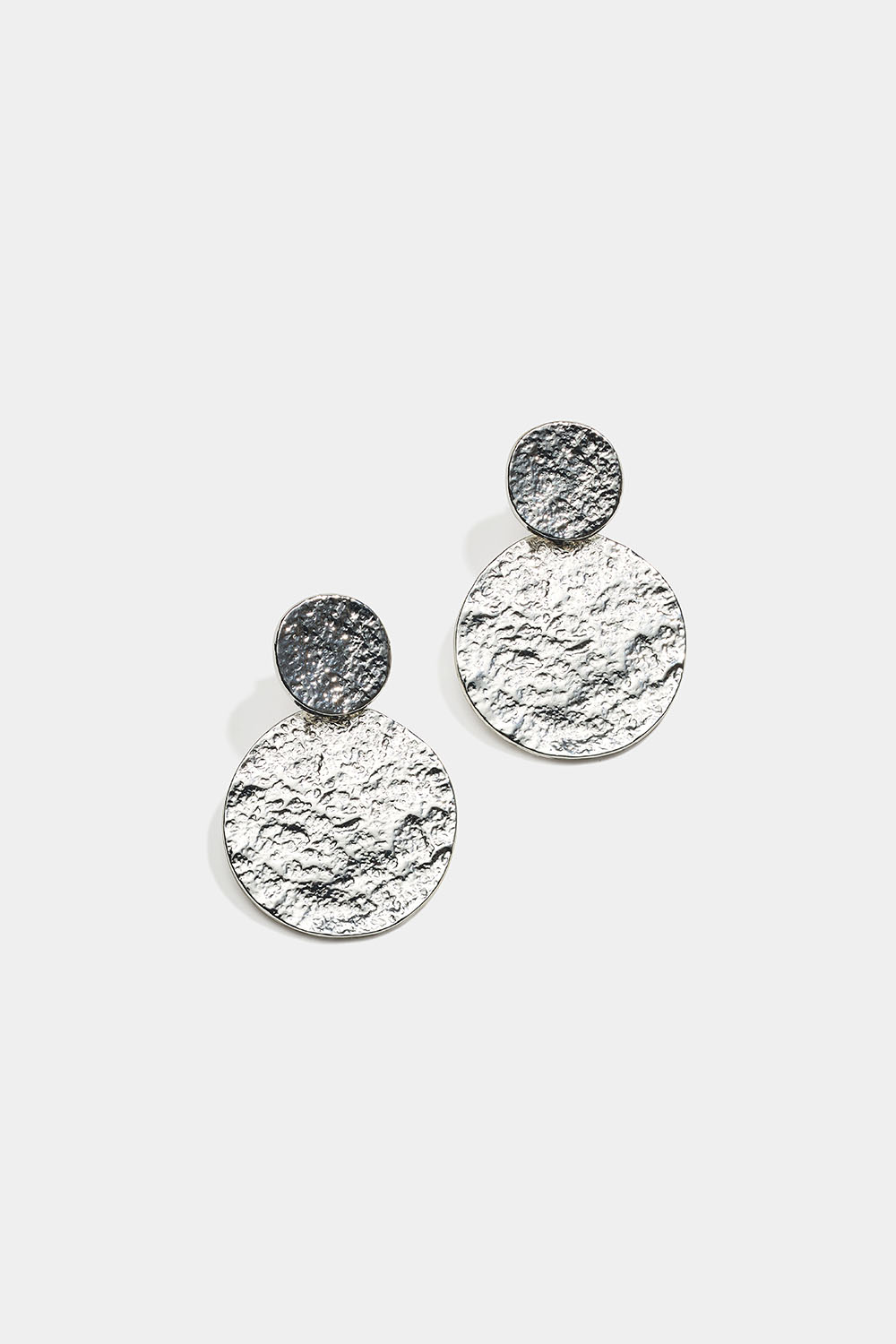 Clipsörhängen med två plattor med hamrad design i gruppen Smycken / Örhängen / Clips hos Glitter (253011711001)